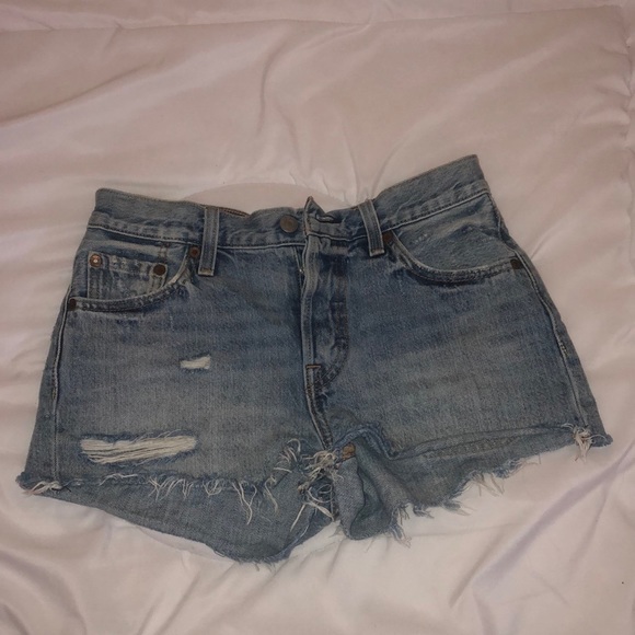 Size 25 Levi’s 501 high-rise light wash shorts - Picture 1 of 8